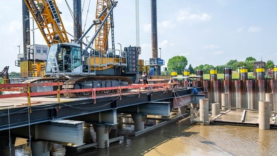 Weener: Die Baustelle der Friesenbrücke an der Ems. © dpa-Bildfunk Foto: Sina Schuldt