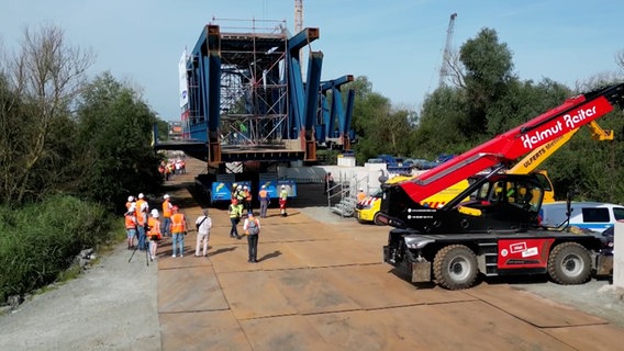 Ein Bauteil der Freisenbrücke in Weener wird an seinem Platz transportiert. © TeleNewsNetwork 