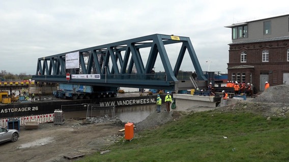 Ein Bauteil der Friesenbrücke wird installiert. © NonstopNews 