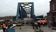 Ein Bauteil der Friesenbrücke wird installiert. © NonstopNews 