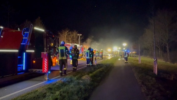 Einsatzkräfte bei einem Unfall auf der B401 bei Saterland © NonstopNews 