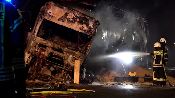 Einsatzkräfte der Feuerwehr löschen einen Lastwagen nach einem Unfall auf der B401 bei Saterland. © NonstopNews 