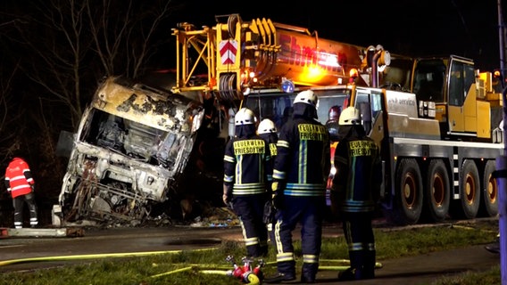 Ein ausgebrannter Lastwagen nach einem Unfall auf der B401 bei Saterland. © NonstopNews 