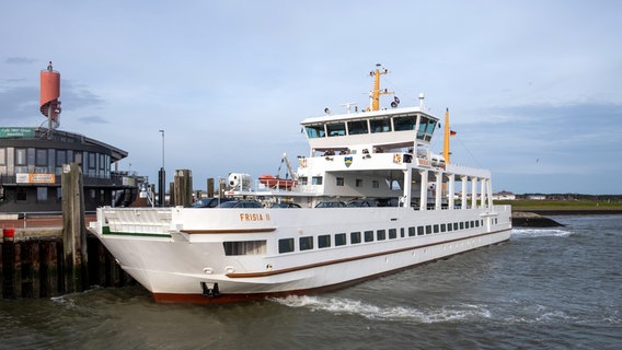 Das Fährschiff Frisia II der AG Reederei Norden-Frisia liegt im Hafen von Norderney. © picture alliance Foto: Rupert Oberhäuser