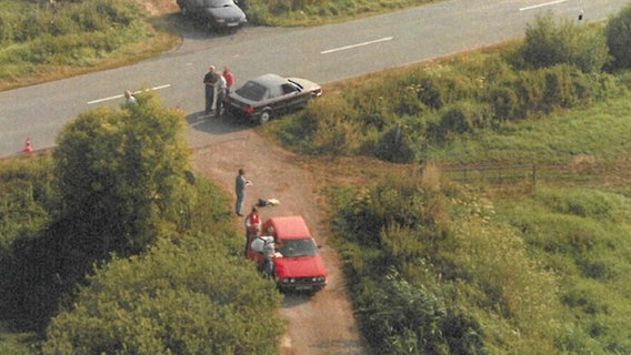 Die Polizei veröffentlicht Fotos zum Cold Case Nenad Gajanovic. Er wurde 1996 tot neben einem roten Auto gefunden. © Polizeiinspektion Cloppenburg/Vechta 