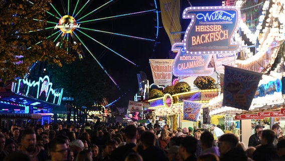 Besucher laufen über den Gallimarkt in Leer. © Stadt Leer 