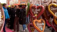 Lebkuchenherzen hängen ane inem Stand auf dem Gallimarkt in Leer. © NDR 