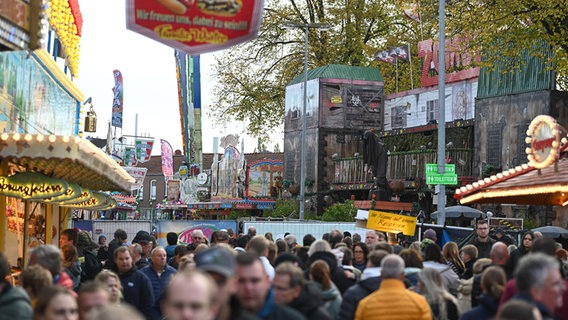 Einsatzkräfte haben auf dem Gallimarkt einen Sichtschutz aufgebaut. Am Nachmittag war ein Fahrgeschäft in Brand geraten. © picture alliance/dpa | Lars Penning Foto: Lars Penning