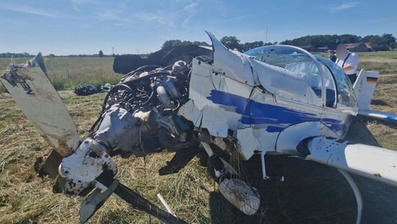 Ein zerstörtes Sportflugzeug liegt nach einem Absturz auf einer Wiese. © NonstopNews 
