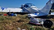 Ein zerstörtes Sportflugzeug liegt nach einem Absturz auf einer Wiese. © NonstopNews 