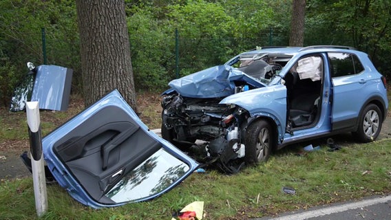 Tödlicher Unfall in Ganderkesee, ein Autofahrer starb. Sein Auto war gegen einen Baum geprallt. © Nord-West-Media TV 