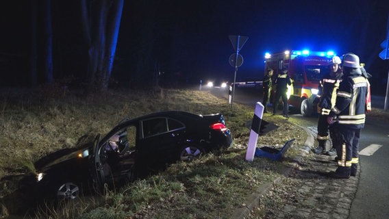 Ein Auto liegt nach einem Unfall in einem Straßengraben bei Ganderkesee. © NonstopNews 