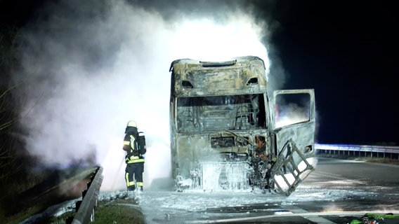 Die Feuerwehr löscht einen brennenden Lkw auf der A38. © Nord-West-Media TV 