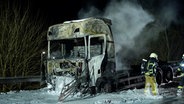 Die Feuerwehr löscht einen brennenden Lkw auf der A38. © Nord-West-Media TV 