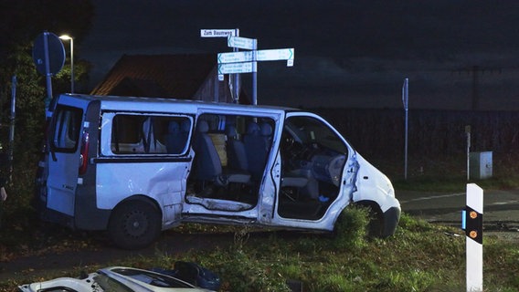 Ein Transporter nach einem Unfall in Garrel © Nord-West-Media TV 