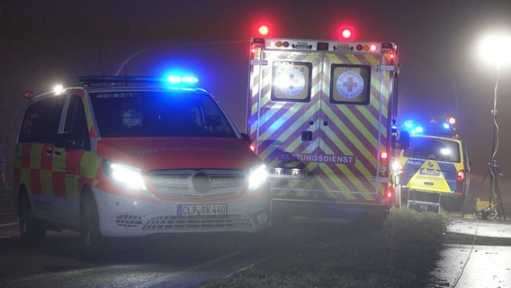 Einsatzfahrzeuge des Rettungsdienstes stehen an einer Unfallstelle in Garrel. © NonstopNews 