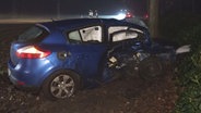 Ein Pkw steht nach einem Unfall auf einer Straße in Garrel. © NonstopNews 