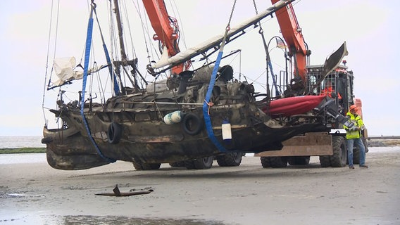 Ein havariertes Segelboot wird auf Norderney mit einem Kran geborgen. © NDR 