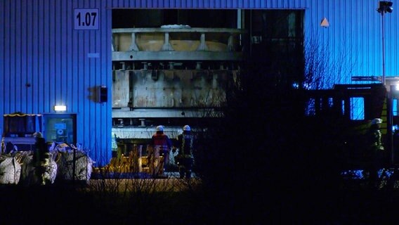 Feuerwehrleute befreien einen Arbeiter in Georgsheil, der unter einem 15 Tonnen schweren Bauteil eingeklemmt wurde. © NonstopNews 
