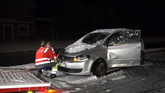 Ein Pkw wird nach einem Glätteunfall abgeschleppt. © Nord-West-Media TV 