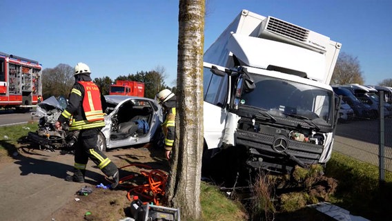 Ein Pkw und ein Lkw stehen nach einem Unfall neben einem Baum. © Nord-West-Media TV 