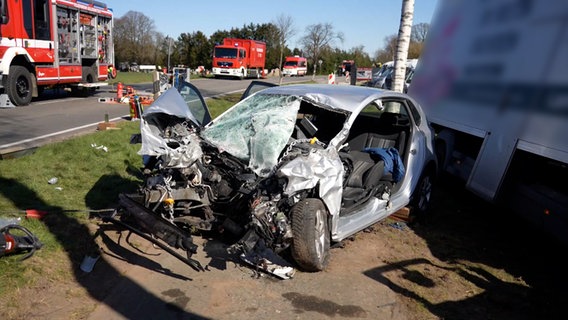 Ein Pkw und ein Lkw stehen nach einem Unfall neben einem Baum. © Nord-West-Media TV 