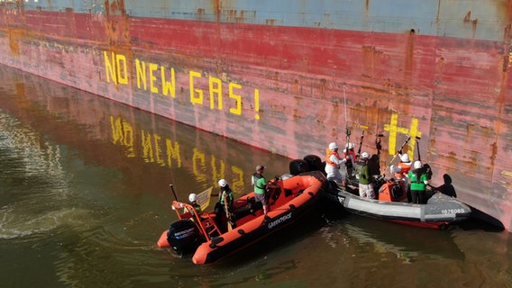 Greenpeace-Aktivisten malen an einen Tanker, die Worte "No New Gas". © Greenpeace 