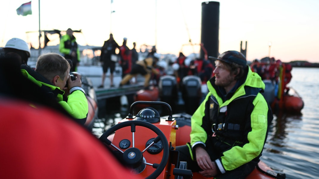 Greenpeace-Aktivisten starten im Hafen von Borkum. 