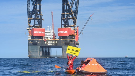 Einen Banner mit "Gas Zerstört" hält ein Greenpeace-Aktivisten auf der Nordsee in die Höhe (Protest gegen Förderung von Erdgas vor Borkum). © dpa-Bildfunk Foto: Lars Penning