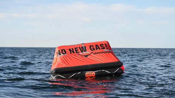 "No new gas" steht auf einer Rettungsinseln (Protest gegen Förderung von Erdgas). © picture-alliance Foto: Lars Penning
