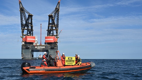 Greenpeace-Aktivisten protestieren auf einem Schlauchboot vor Bokrum gegen die Förderung von Erdgas. © dpa-Bildfunk Foto: Lars Penning