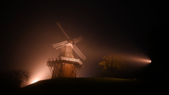 Greetsiel: Blick auf eine der zwei Zwillingsmühlen von Greetsiel bei leichtem Nebel. © dpa-Bildfunk Foto: Lars Penning