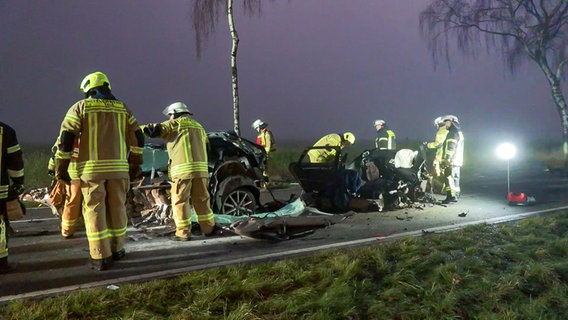 Rettungskräfte an einem in zwei Teile gerissenen Auto nach einem Unfall in Großenkneten © Nord-West-Media TV 