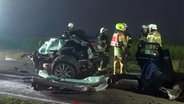 Rettungskräfte an einem in zwei Teile gerissenen Auto nach einem Unfall in Großenkneten © Nord-West-Media TV 