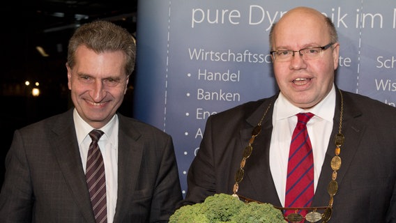 2013: EU-Kommissar Günther Oettinger ernennt Bundesumweltminister Peter Altmaier zur neuen Oldenburger Grünkohlmajestät. © picture alliance / dpa | Jörg Carstensen Foto: Jörg Carstensen