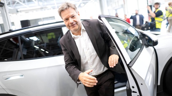 Robert Habeck (Bündnis 90/Die Grünen), Bundesminister für Wirtschaft und Klimaschutz, bei einem Rundgang durch die Elektro-Montage des VW-Werkes Emden. © dpa-Bildfunk Foto: Sina Schuldt