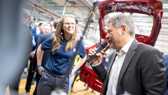 Robert Habeck (Grüne), Bundesminister für Wirtschaft und Klimaschutz, spricht bei einem Rundgang durch die Elektro-Montage des VW-Werkes Emden mit Mitarbeitenden. © dpa-Bildfunk Foto: Sina Schuldt