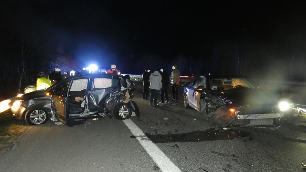 Eine Unfallstelle mit zwei der beteiligten Autos auf der Autobahn. 