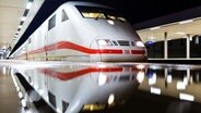 Ein ICE steht am Abend als Aufenthaltszug an einem verwaisten Bahnsteig im Hauptbahnhof und spiegelt sich in einer Pfütze. © dpa Foto: Moritz Frankenberg