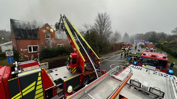 Am Donnerstagmittag ist ein Wohngebäude in Upgant-Schott (Landkreis Aurich) ausgebrannt. © Kreisfeuerwehrverband Aurich Foto: Kreisfeuerwehrverband Aurich