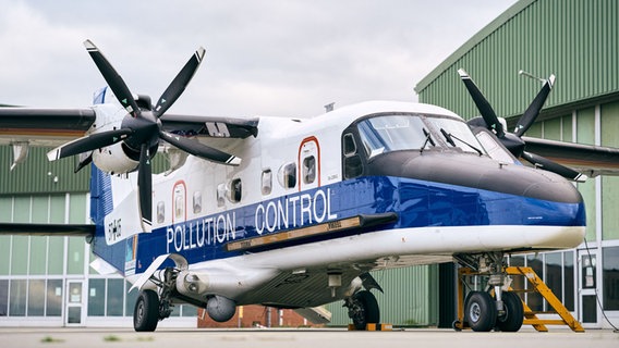 Auf einem Ölüberwachungsflugzeug steht "Pollution Control". © Havariekommando/Fabian Wilking Foto: Fabian Wilking