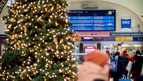 Reisende gehen an Heiligabend durch den Hauptbahnhof im Stadtzentrum. © dpa Foto: Hauke-Christian Dittrich