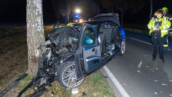 Ein BMW steht nach einem Unfall an einem Baum. © JOTO 