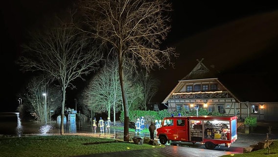Einsatzfahrzeuge der Feuerwehr stehen vor einem Haus in Eissel. © NDR Foto: Mirco Seekamp