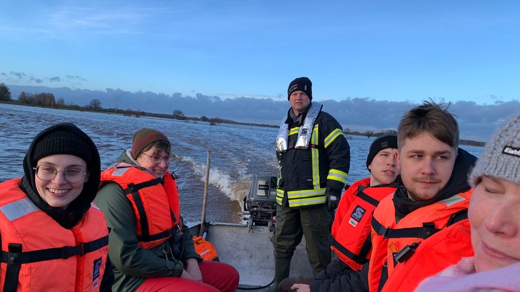 Hochwasser: Eissel Ist Nur Noch Mit Dem Boot Erreichbar | NDR.de ...