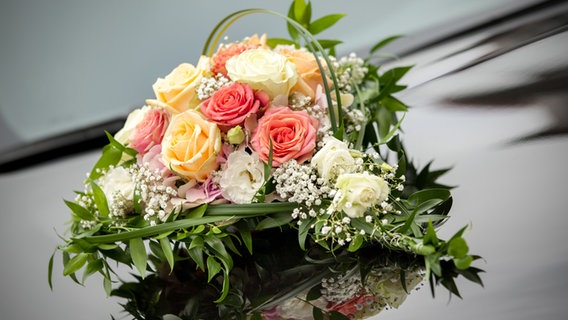 Blumenschmuck auf einem Auto (Themenbild: Hochzeit). © picture alliance / Alexandra Buss/Shotshop | Alexandra Buss Foto: Alexandra Buss