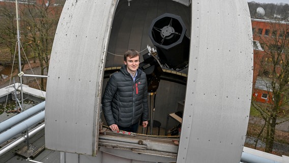 Der Physikstudent Tobias Hoffmann steht neben dem Oldenburger Teleskop. © Carl von Ossietzky Universität Oldenburg 