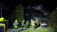 Feuerwehrleute löschen ein brennendes Haus in Hude. © NonstopNews 