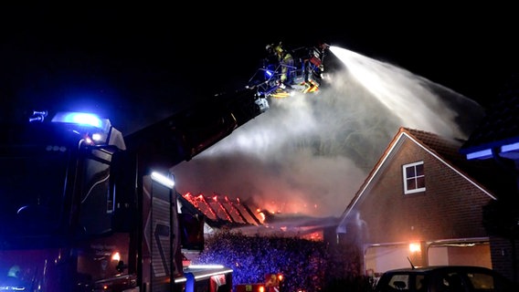 Feuerwehrleute löschen in der Silvesternacht ein brennendes Wohnhaus in Hude. © NonstopNews 