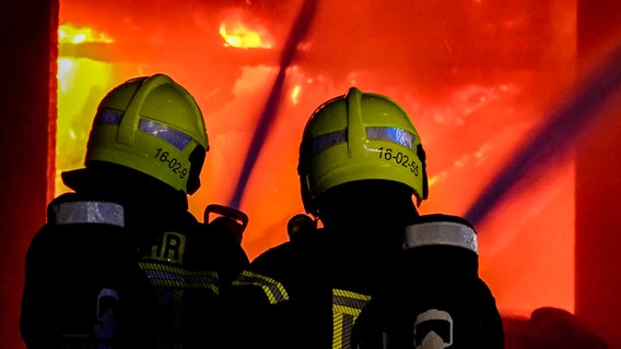 Feuerwehrleute löschen in der Silvesternacht ein brennendes Wohnhaus in Hude. © NonstopNews 